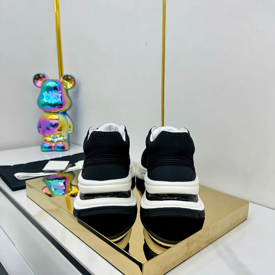 👟👟Ex-factory price 680👟👟 Upgraded version, upgraded version, upgraded version! No rebuttal accepted! ! ! ! Chanel Chanel panda shoes! 2025 counter's top casual sports shoes. This classic design; the upper is electro-embroidered with a variety of techniques; the outsole is fashionable and sporty; the unusual inclusion of a variety of color matching elements... The diversified mix and match is very good-looking and versatile, and can be used for leisure, fashion, sports, and outdoor... ꫛꫀꪝ Go➫ Materials: ❶Upper made of: original imported first-layer silk cowhide + original waterproof cloth + original first-layer cowhide ❷Inner lining: Original Yangli+Net ❸Outsole based on: Original TPU combination outsole Counter boutique packaging complete set for women 35–41 👉 👉 👉 👉